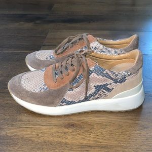 Lucky Brand sneaker